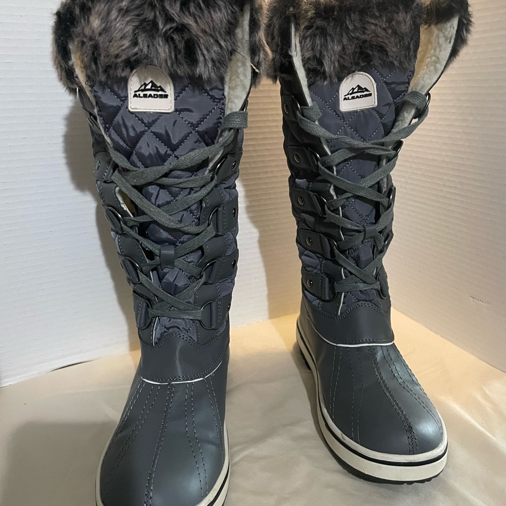 Alaska Women's gray & white Winter Boots. (Pre-owned) in great condition.